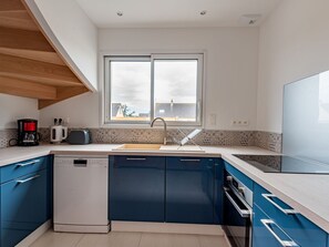 Cabinetry, Evier, Robinet, Comptoir, Évier, Propriété, Fenêtre, Bâtiment, Cuisinière, Cuisine