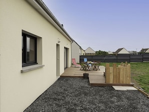 Himmel, Gebäude, Fenster, Strassenbelag, Schatten, Grundstueck, Holz, Pflanze, Asphalt, Haus