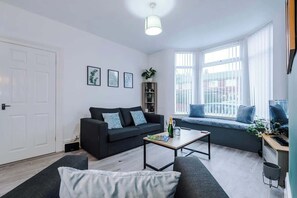 The Living room benefits from a double sofa-bed, plenty of space to relax and a 40-inch Smart TV with Netflix.