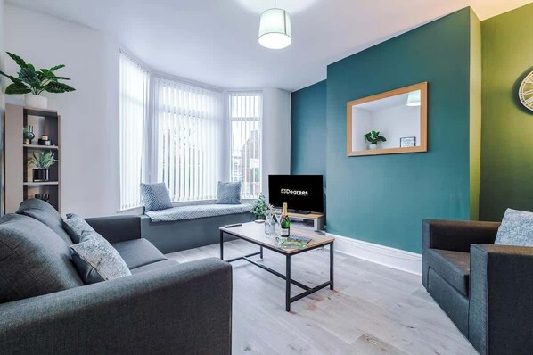 The Living room benefits from a double sofa-bed, plenty of space to relax and a 40-inch Smart TV with Netflix.