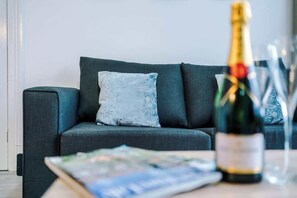 The Living room benefits from a double sofa-bed, plenty of space to relax and a 40-inch Smart TV with Netflix.