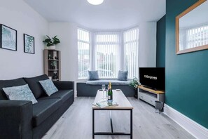 The Living room benefits from a double sofa-bed, plenty of space to relax and a 40-inch Smart TV with Netflix.