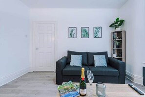 The Living room benefits from a double sofa-bed, plenty of space to relax and a 40-inch Smart TV with Netflix.