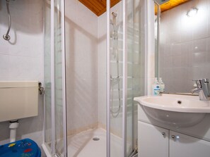 Luminaire Plomberie, Propriété, Miroir, Blanc, Robinet, Évier, Salle De Bains, Bâtiment, Design Intérieur, Douche