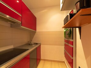 Cabinetry, Countertop, Gebäude, Sinken, Spüle, Küche, Orange, Holz, Interior Design, Flooring