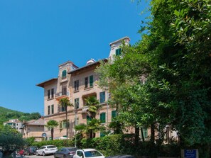 Sky, Building, Plant, Car, Vehicle, Window, Tree, House