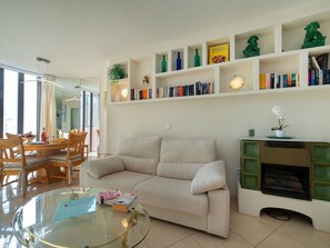 Möbel, Couch, Tabelle, Bücherregal, Regal, Bilderrahmen, Interior Design, Regale, Studio Couch, Wohnzimmer