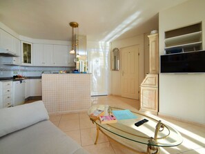 Cabinetry, Flooring, Fussboden, Interior Design, Holz, Hartholz, Küche, Grundeigentum, Decke, Gebäude