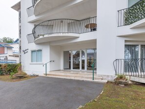 Pflanze, Gebäude, Fenster, Grundstueck, Eigentumswohnung, Haus, Fassade, Wohngebiet, Grundeigentum