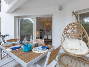 Tabelle, Möbel, Stuhl, Holz, Interior Design, Geschirr, Fenster, Wohnzimmer, Flooring, Hartholz