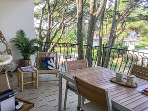 Möbel, Tabelle, Pflanze, Schatten, Baum, Gartenmöbel, Holz, Stuhl, Tisch Im Freien, Blumentopf