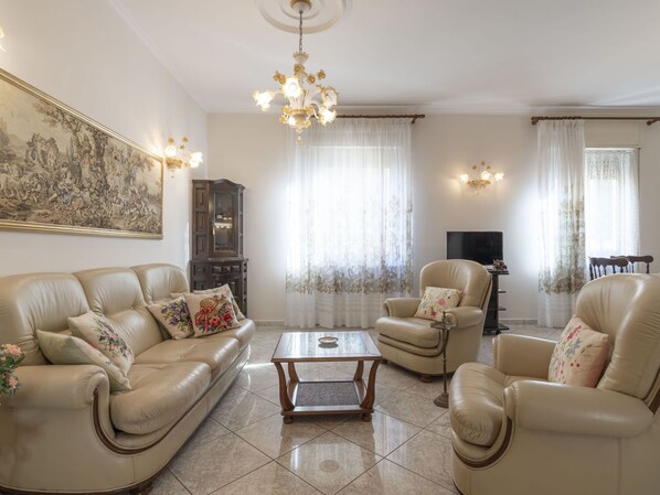 Furniture, Couch, Table, Building, Picture Frame, Comfort, Lighting, Interior Design, Wood, House