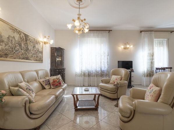 Furniture, Couch, Table, Building, Picture Frame, Comfort, Lighting, Interior Design, Wood, House