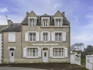 Sky, Himmel, Vindue, Bygning, Dør, Hus, Plante, Boligområde, Ejendom, Facade
