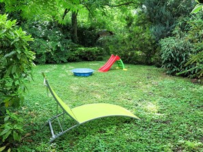 Plant, Plant Community, Tree, Natural Landscape, Terrestrial Plant, Land Lot, Shade, Grass, Chair, Leisure