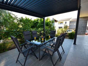 Plant, Table, Furniture, Building, Chair, Shade, Flowerpot, Houseplant, Outdoor Furniture, Interior Design