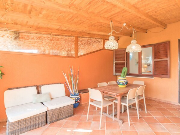 Möbel, Tabelle, Pflanze, Eigentum, Stuhl, Holz, Zimmerpflanze, Interior Design, Orange, Couch