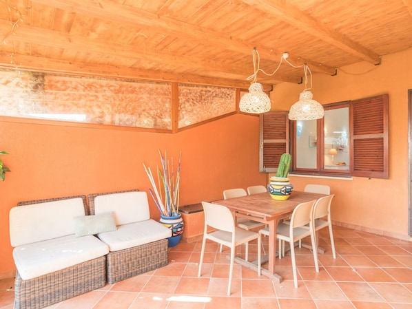 Möbel, Tabelle, Pflanze, Eigentum, Stuhl, Holz, Zimmerpflanze, Interior Design, Orange, Couch
