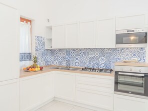 Cabinetry, Countertop, Holz, Küche, Zapfhahn, Interior Design, Herd, Fussboden, Schublade, Flooring