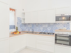 Cabinetry, Countertop, Holz, Küche, Zapfhahn, Interior Design, Herd, Fussboden, Schublade, Flooring