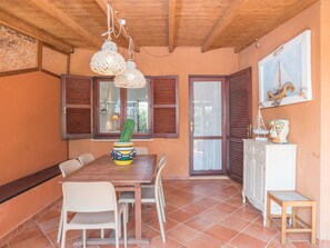 Tabelle, Möbel, Eigentum, Cabinetry, Stuhl, Fenster, Holz, Interior Design, Flooring, Fussboden