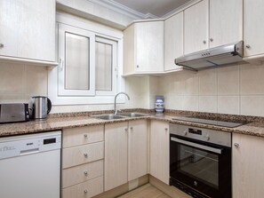 Comptoir, Cabinetry, Propriété, Bâtiment, Evier, Évier, Cuisinière, Appareil De Cuisine, Cuisine, Robinet
