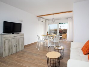 Meubles, Propriété, Cabinetry, Bois, Sol, Sol, Bâtiment, Table, Salon, Revêtement De Sol Stratifié