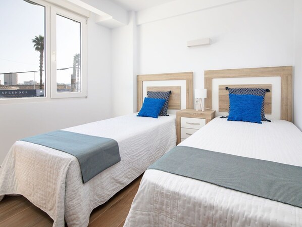 Meubles, Propriété, Bâtiment, Fenêtre, Confort, Bleu Azur, Oreiller, Bois, Textile