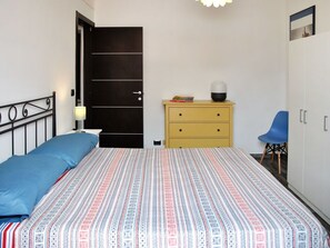 Möbel, Eigentum, Cabinetry, Gebäude, Komfort, Produkt, Holz, Azurblau, Bettrahmen, Haus