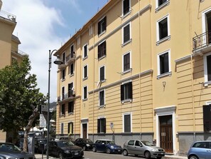 Auto, Rad, Fahrzeug, Gebäude, Himmel, Fenster, Wolke, Urban Design