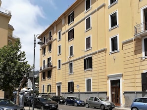 Auto, Rad, Fahrzeug, Gebäude, Himmel, Fenster, Wolke, Urban Design