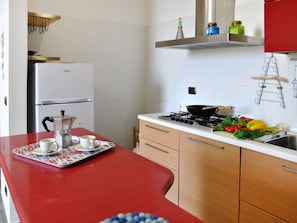 Cabinetry, Countertop, Eigentum, Möbel, Küchengerät, Herd, Schublade, Küche, Interior Design, Haushaltsgerät