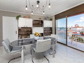 Möbel, Tabelle, Cabinetry, Stuhl, Interior Design, Holz, Küche, Wohnzimmer, Fussboden, Flooring
