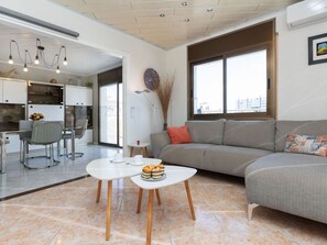 Möbel, Tabelle, Eigentum, Couch, Holz, Interior Design, Fussboden, Flooring, Bilderrahmen, Wohnzimmer
