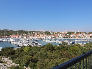Water, Sky, Water Resources, Boat, Watercraft, Building, Coastal And Oceanic Landforms, Lake, Real Estate, City