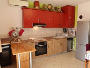Cabinetry, Comptoir, Evier, Propriété, Évier, Meubles, Cuisine, Bâtiment, Cuisinière, Bois