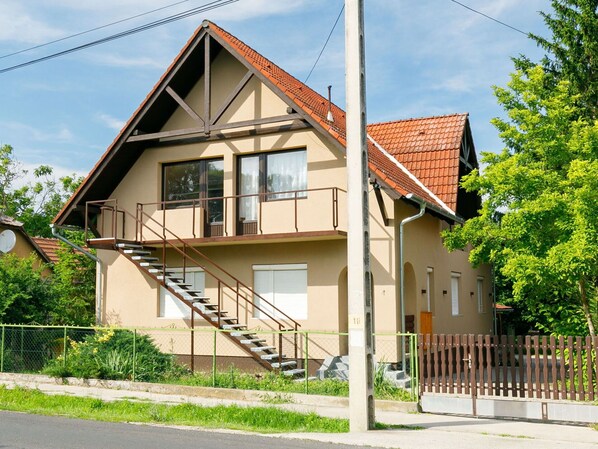 Gebäude, Pflanze, Himmel, Eigentum, Wolke, Fenster, Haus, Baum, Treppe, Grundstueck