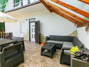 Meubles, PropriĂ©tĂ©, Table, Plante, BĂątiment, CanapĂ©, FenĂȘtre, Bois, Design IntĂ©rieur, Sol