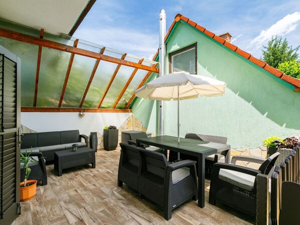 Ciel, Nuage, Meubles, Propriété, Bâtiment, Canapé, Plante, Table, Chaise, Ombre