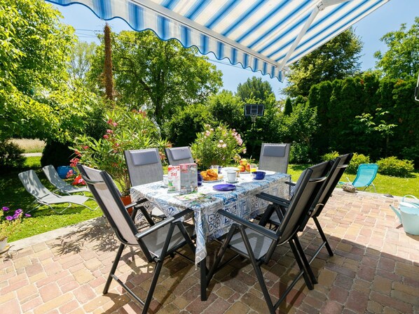 Plant, Table, Furniture, Property, Chair, Building, Sky, Outdoor Table, Tree, Outdoor Furniture
