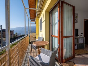 Eigentum, Gebäude, Fenster, Himmel, Tabelle, Holz, Schatten, Interior Design, Tür, Fussboden