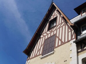 Himmel, Wolke, Fenster, Gebäude, Holz, Haus, Baum, Pflanze, Fassade