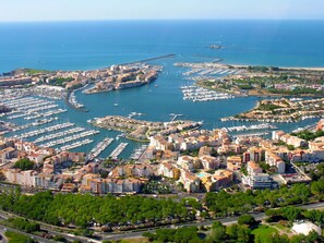 Water, Sky, Water Resources, Building, Daytime, Property, Nature, Infrastructure, Azure, Boat