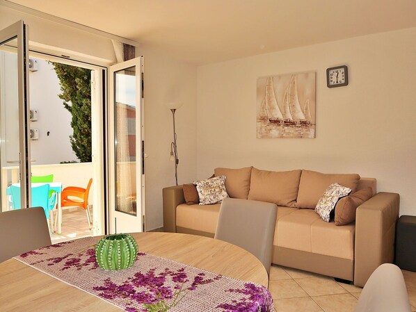 Möbel, Eigentum, Bilderrahmen, Azurblau, Holz, Beleuchtung, Interior Design, Komfort, Fussboden, Flooring