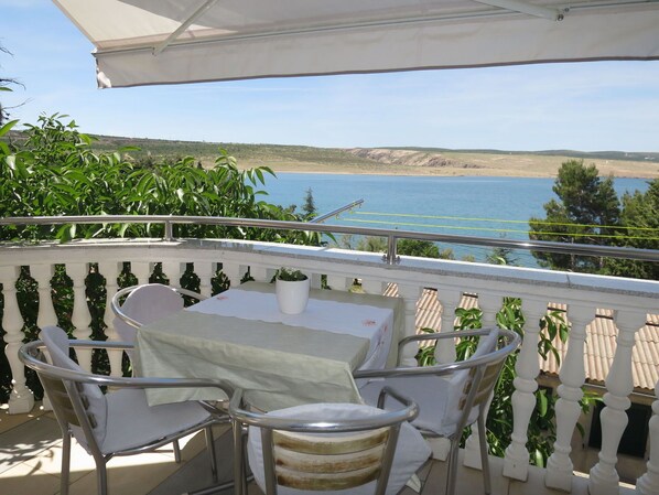 L'Eau, Ciel, Meubles, Propriété, Plante, Table, Chaise, Bleu Azur, Bâtiment, Ombre