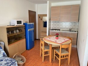 Möbel, Eigentum, Tabelle, Cabinetry, Holz, Interior Design, Beleuchtung, Gebäude, Küche, Fussboden