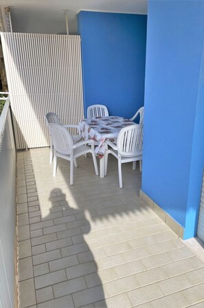 Möbel, Tabelle, Blau, Stuhl, Schatten, Gebäude, Gartenmöbel, Holz, Strassenbelag, Interior Design