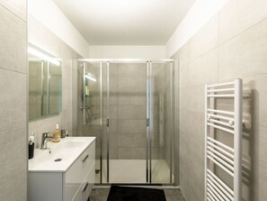 Spiegel, Eigentum, Armatur, Sinken, Zapfhahn, Badezimmer, Gebäude, Interior Design, Fussboden