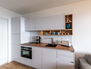 Cabinetry, Gebäude, Countertop, Möbel, Küchengerät, Herd, Haushaltsgerät, Holz, Küche, Interior Design