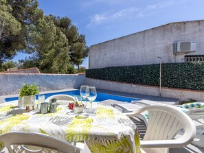 Sky, Daytime, Property, Furniture, Table, Plant, Chair, Cloud, Outdoor Furniture, Shade